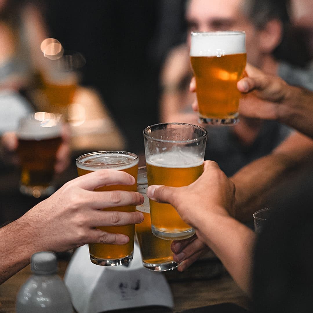 Brindis multiple en el bar