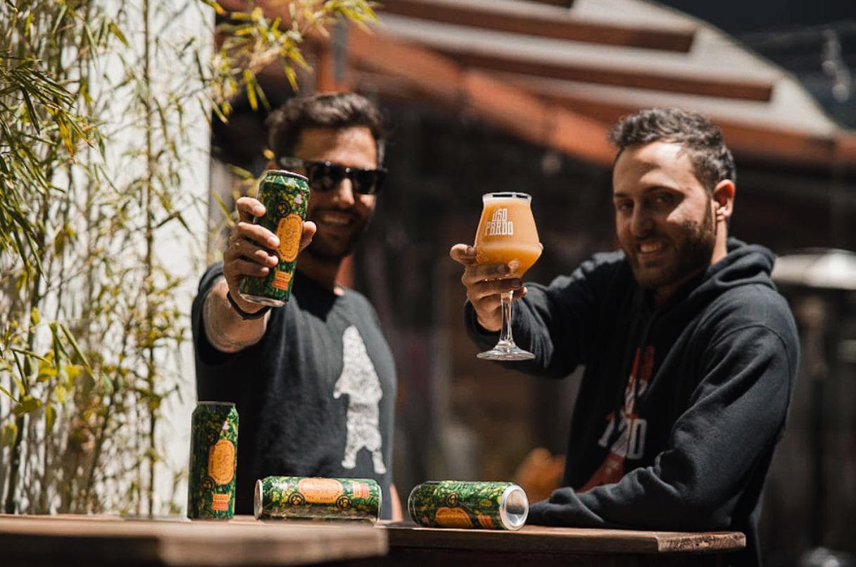 Brindis de cerveza artesanal