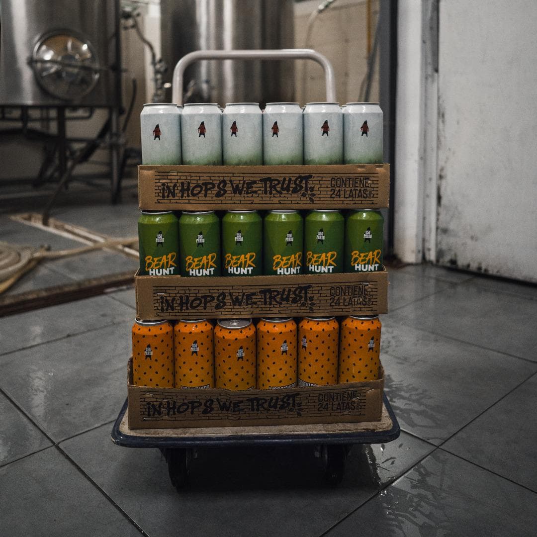 Latas de cerveza en fabrica